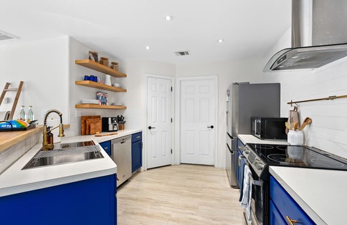 Georgetown Casa | Dog-friendly home in downtown Georgetown with firepit, deck, grill, cornhole, AC