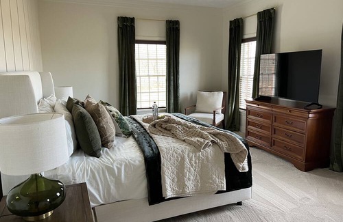 Haslett Casa | Escape to The Shoeman Manor: Your Dream Getaway!