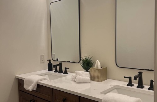 Haslett Casa | Escape to The Shoeman Manor: Your Dream Getaway!