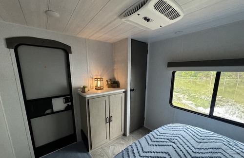 Alba Alquiler De RV | Family and Pet-Friendly Camper Steps Away from Lake Fork!