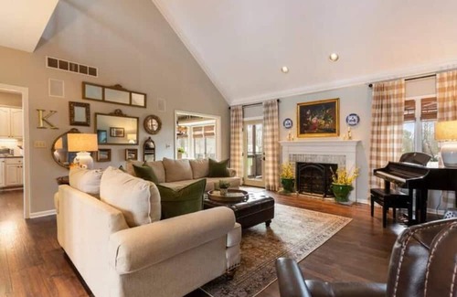 Buechel Casa | Derby & Valhalla Luxurious, Clean & Comfortable!