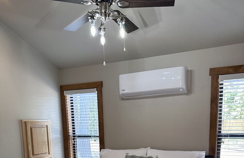 Lindale Cabina | Cozy cabin on the edge of the woods yet close to downtown Lindale.