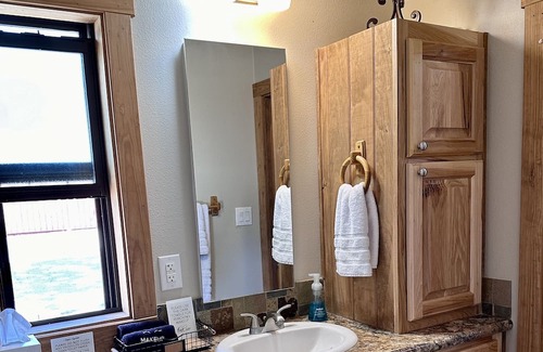 Lindale Cabina | Cozy cabin on the edge of the woods yet close to downtown Lindale.