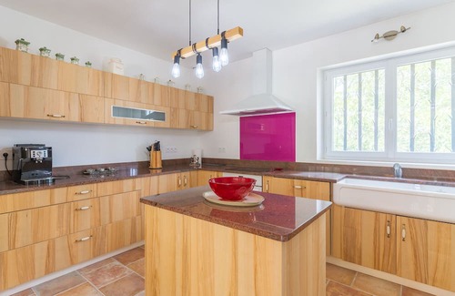 Montjustin Casa | La Bergerie Montjustin gîte with view of the hills, private swimming pool