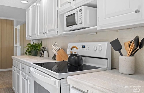 Rogers Cabaña | Creekside Oasis: Pool/Hot Tub | Beaver Lake & DTR