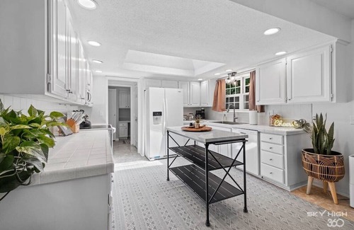 Rogers Cabaña | Creekside Oasis: Pool/Hot Tub | Beaver Lake & DTR