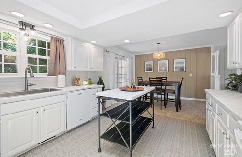 Rogers Cabaña | Creekside Oasis: Pool/Hot Tub | Beaver Lake & DTR