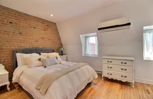 Little Burgundy Casa | 3 story victorian house with 2 private parkings