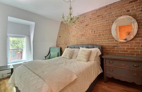 Little Burgundy Casa | 3 story victorian house with 2 private parkings