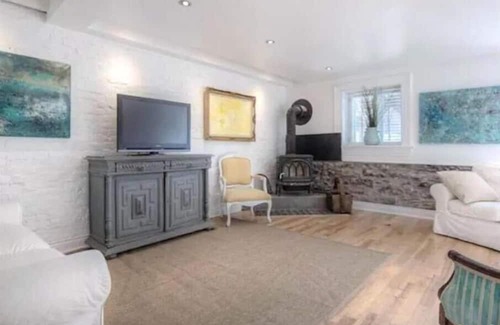 Little Burgundy Casa | 3 story victorian house with 2 private parkings