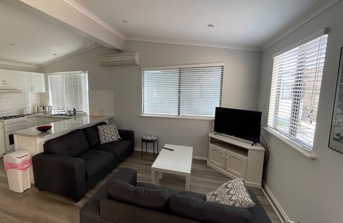 Broadwater Cabina | Budgie Smuggler - Cabin 96 GBHP