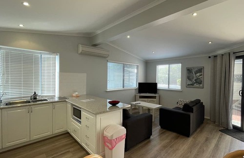 Broadwater Cabina | Budgie Smuggler - Cabin 96 GBHP
