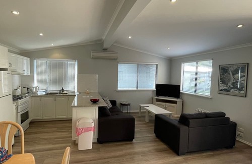 Broadwater Cabina | Budgie Smuggler - Cabin 96 GBHP