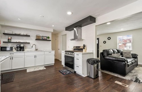 Manchester Casa | Stylish 4-Bedroom Retreat near Pittsburgh's Top Attractions!