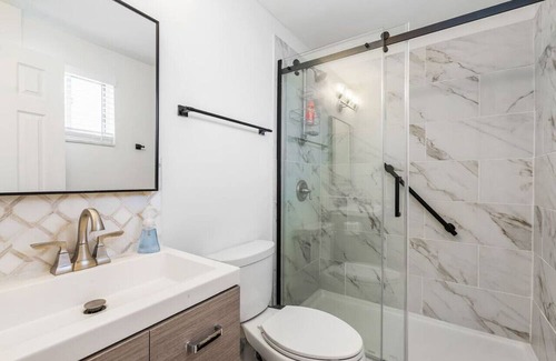 Manchester Casa | Stylish 4-Bedroom Retreat near Pittsburgh's Top Attractions!