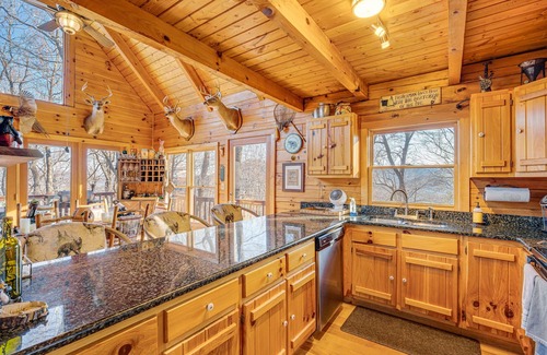 Burnsville Cabina | Burnsville Cabin - Deck, Fire Pit & Mountain Views