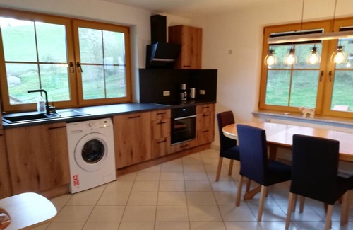 Stegen Apartamento | Farmhouse 'Ferienwohnung Kuhgeflüster' with Mountain View, Private Terrace and Wi-Fi