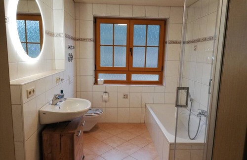 Stegen Apartamento | Farmhouse 'Ferienwohnung Kuhgeflüster' with Mountain View, Private Terrace and Wi-Fi
