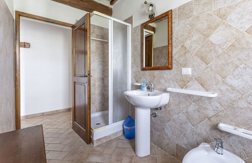 Radicondoli Apartamento | Beautiful apartment for 8 people with pool, WIFI, veranda, panoramic view and parking