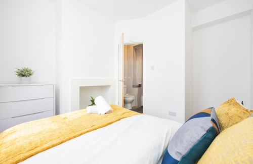 Aveley Casa | Luxury 4 beds, 3 baths, free parking, river view