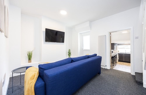 Aveley Casa | Luxury 4 beds, 3 baths, free parking, river view