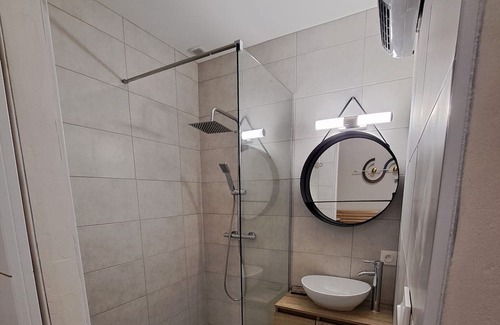 Pouilly-les-Nonains Cama Y Desayuno | GINGKO room with kitchen, bathroom, WC and exterior