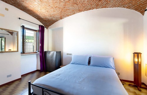 Borgo Ticino Casa | Holiday Home 'La Casetta Di Gianni' with Private Terrace, Wi-Fi and Air Conditioning