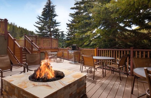 Highland Meadows Complejo | Thanksgiving Weekend Getaway at Marriott's Streamside Birch Resort in Vail CO