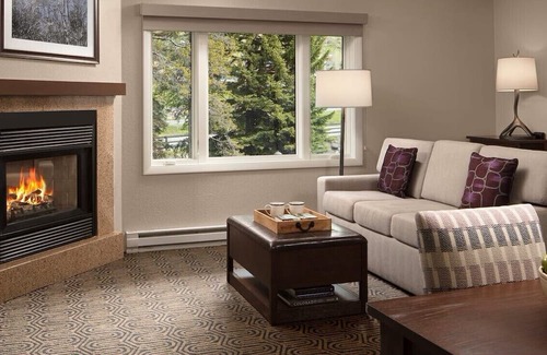 Highland Meadows Complejo | Thanksgiving Weekend Getaway at Marriott's Streamside Birch Resort in Vail CO
