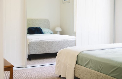 Lake Macquarie City Council Cabaña | Welcome to Blue Bungalow, a 2 bedroom cottage with waterfront access.