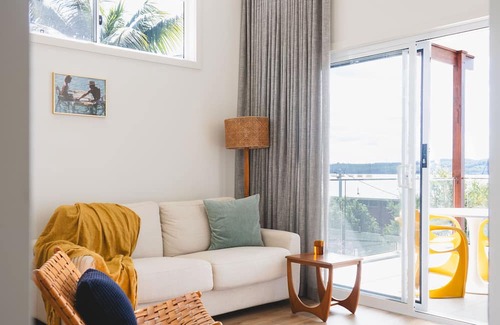 Lake Macquarie City Council Cabaña | Welcome to Blue Bungalow, a 2 bedroom cottage with waterfront access.
