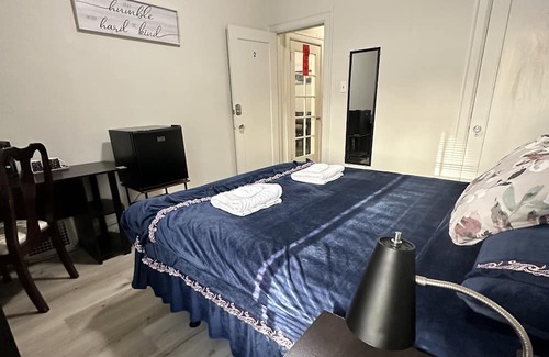 Inner Parkside Casa | Serene of Sunset, historical house, and peaceful neighborhood. Comfortable room.