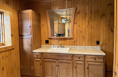 Alfred Otro | Charming Farm House "Roxy's Place" near lakes&beaches, Hot Tub Retreat!
