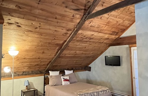 Alfred Otro | Charming Farm House "Roxy's Place" near lakes&beaches, Hot Tub Retreat!