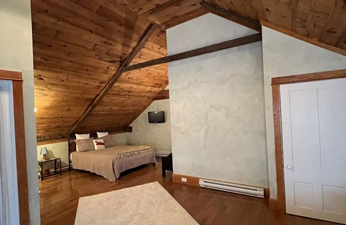 Alfred Otro | Charming Farm House "Roxy's Place" near lakes&beaches, Hot Tub Retreat!