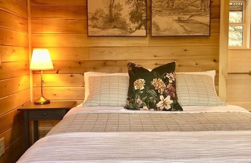 Hendersonville Cabina | Brand NEW Blue Ridge Mountain cedar log cabin, fiber internet, 25 min to AVL