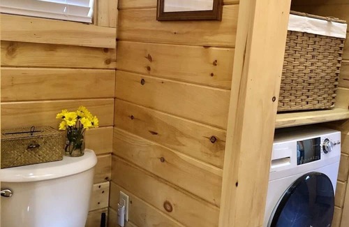 Hendersonville Cabina | Brand NEW Blue Ridge Mountain cedar log cabin, fiber internet, 25 min to AVL