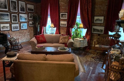 Leavenworth Apartamento | A Victorian Experience in an historical building.