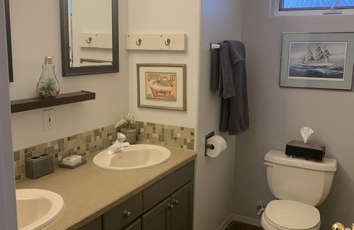 Port Hardy Apartamento | Crazy Crow B & B , Private deck, short walk to ocean, near restaurants /shopping
