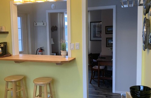 Port Hardy Apartamento | Crazy Crow B & B , Private deck, short walk to ocean, near restaurants /shopping