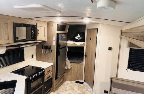 Yakima Casa | Glamping in a like new, well maintained RV that has everything you need!!!