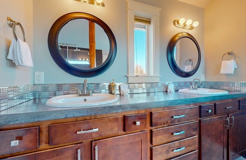 Bellingham Casa | Stunning mountain view home on 10 acres with a washer/dryer