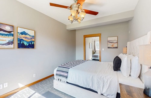 Bellingham Casa | Stunning mountain view home on 10 acres with a washer/dryer