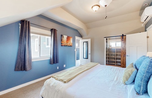 Bellingham Casa | Stunning mountain view home on 10 acres with a washer/dryer