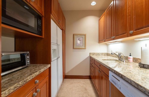 Kingston Casa | Waterview Estate: Luxurious 6 Bd/7 BA | Savvy VRM