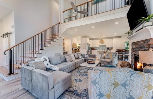 Hartwell Casa | The Elm Cottage - Amazing Lakehouse