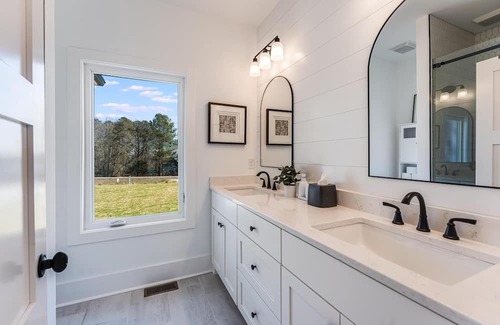 Hartwell Casa | The Elm Cottage - Amazing Lakehouse