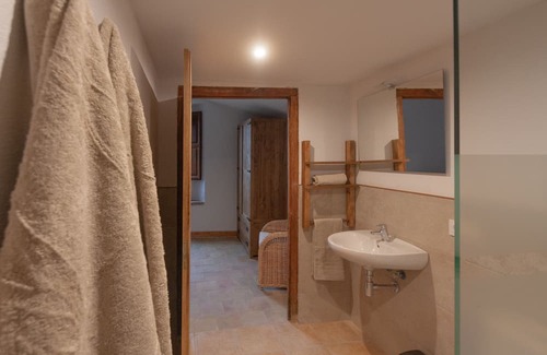 Aiguaviva Cabaña | Masia Catalana, ¡ideal Para una Escapada con Amigos y Família!