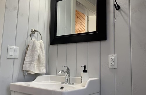 North Kawartha Cabina | Cozy Gateway on Eels Lake
