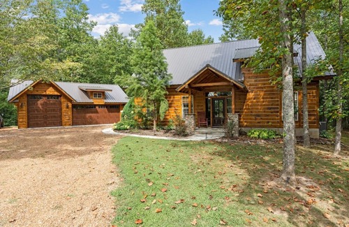 Fairview Cabina | Whispering Woods Lodge: 3BR*Pool Table*7 Acres*